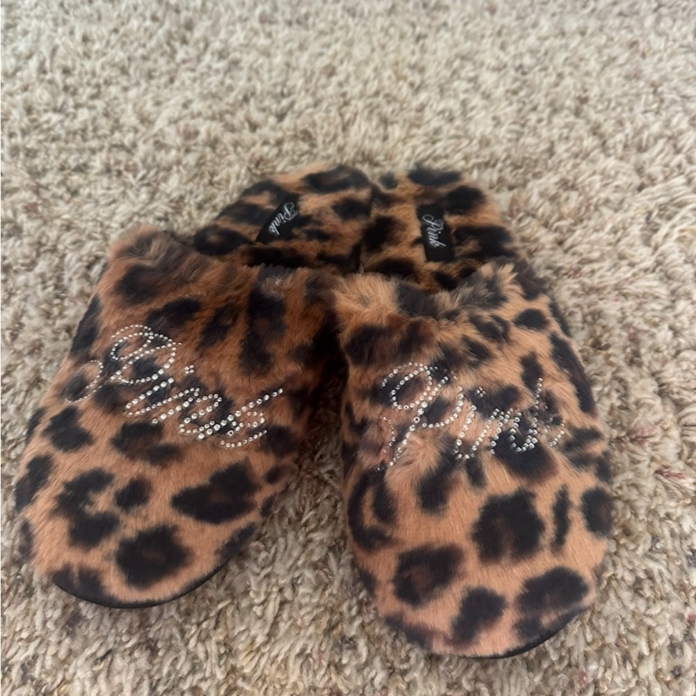 Leopard Print Fuzzy Slippers size medium 🖤🤎🤍